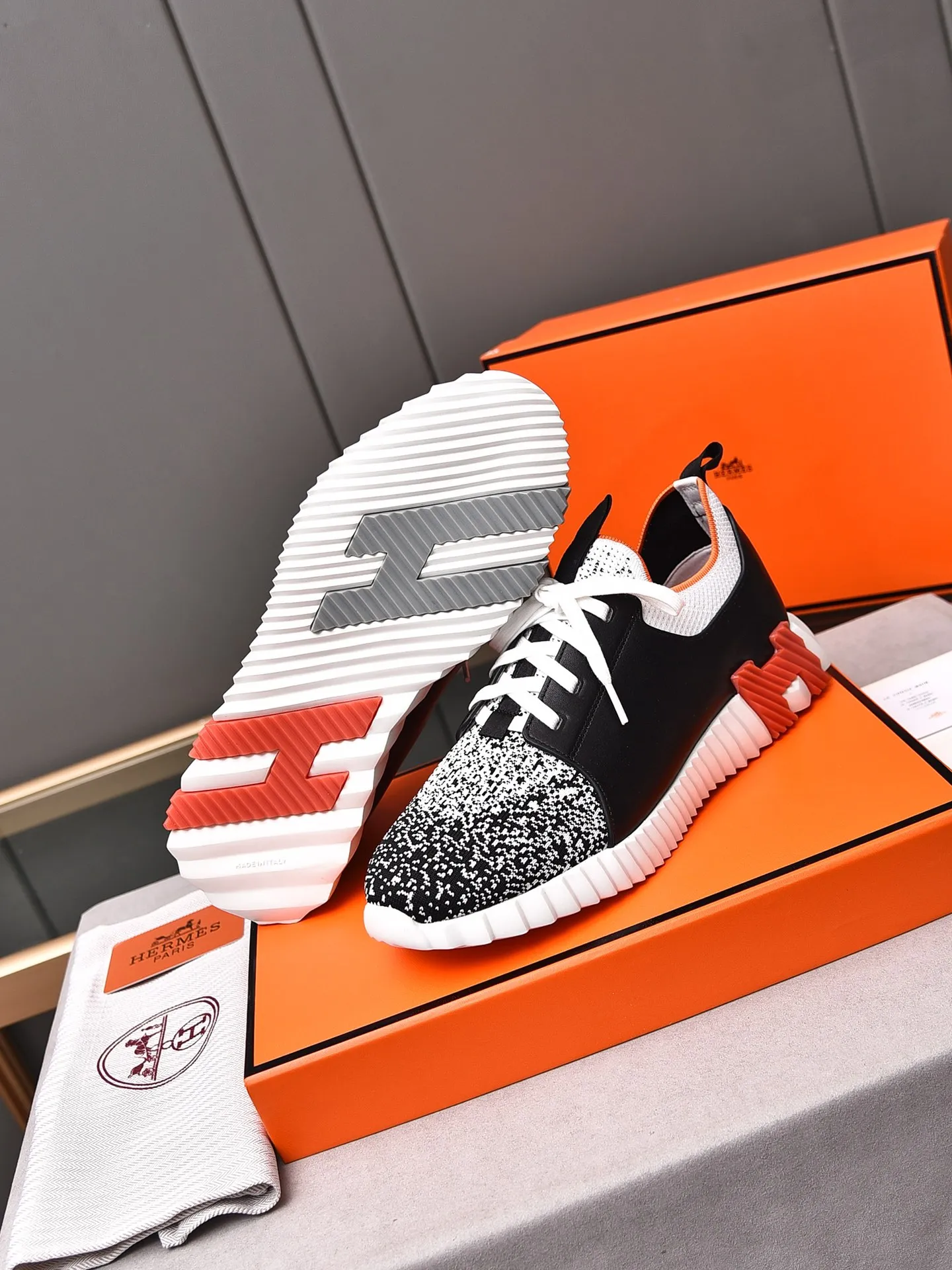 Factory price PP600 [Hermes] fe new arrival~ New Bouncing sneakers are the most comfortable shoes from Hermès, no one else⃣️. They are very light on the feet and look great. You won’t feel tired even when you go shopping and running around. 👍 Very light and comfortable, very light, suitable for both sports and leisure, and feel great when you step on them! It’s up to you to choose, there’s always what you want~ ✔️Fabric: Imported first-layer cowhide + high-elastic fly weave ✔️Inner lining: Imported water-dyed cow lining ✔️Outsole: Seamless combination of IP+TPU (multi-color letters) German technology irradiation machine ✔️Code number: Male 38-44 (45 customized)